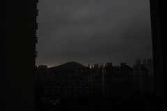 生活暗無(wú)天日，煩惱隨著一天比一天增大