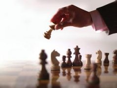人生就像弈棋，一步失誤，全盤皆輸